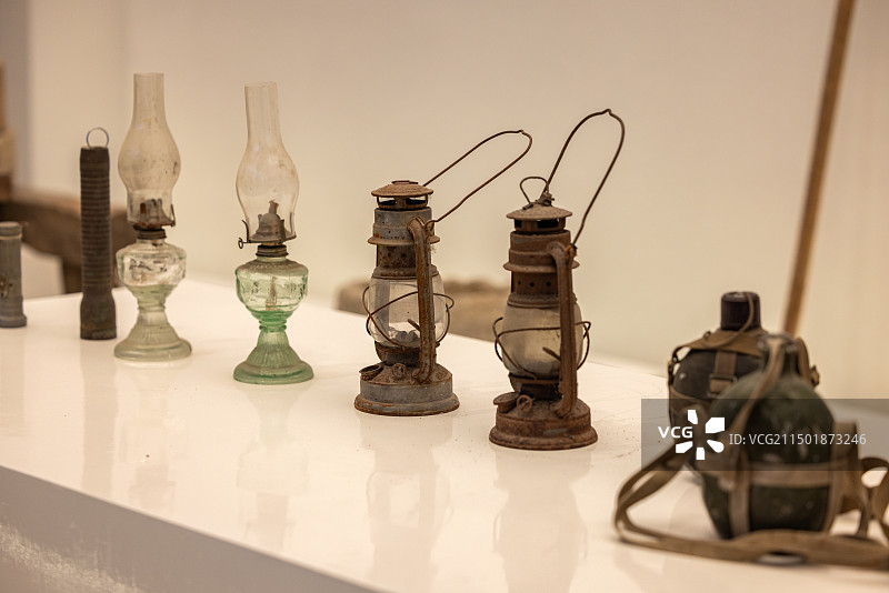 江苏省宜兴市陶瓷博物馆近代煤油灯和马灯文物图片素材