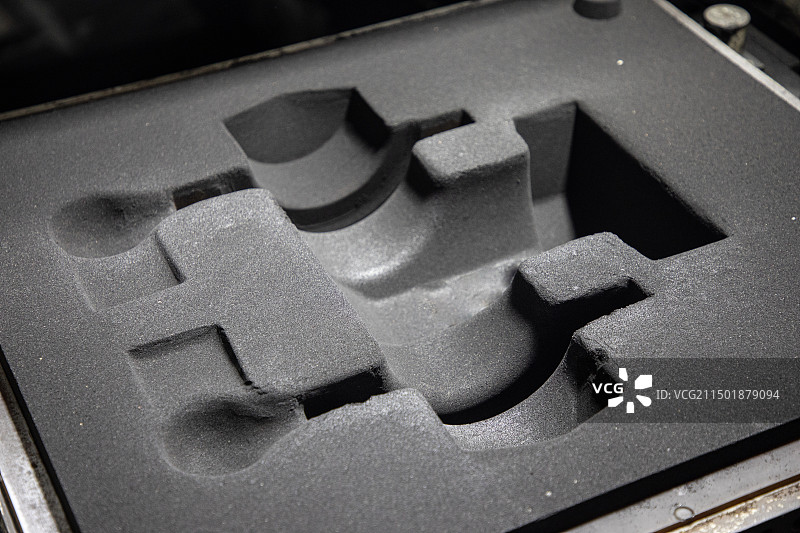 现代化铸造车间潮模砂砂型特写，智能化铸造概念图片素材