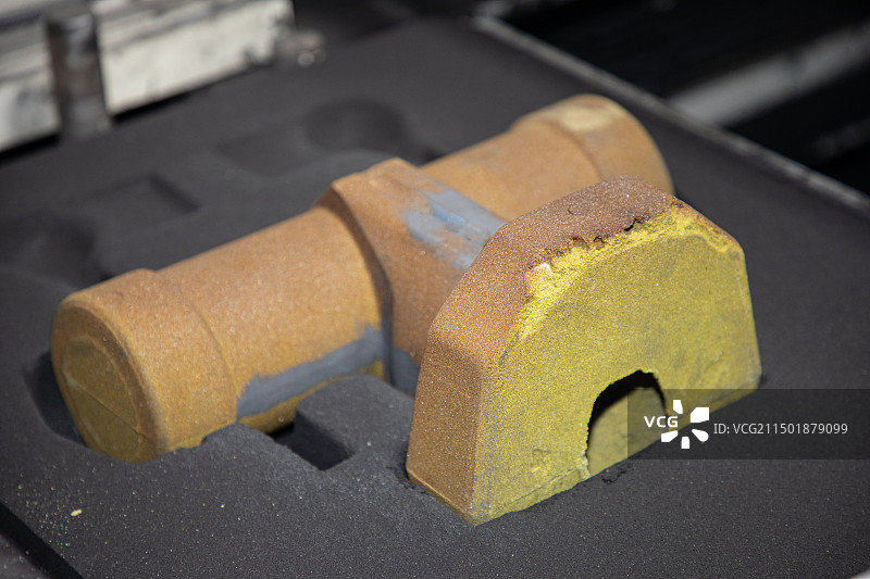 现代化铸造车间潮模砂砂型特写，智能化铸造概念图片素材