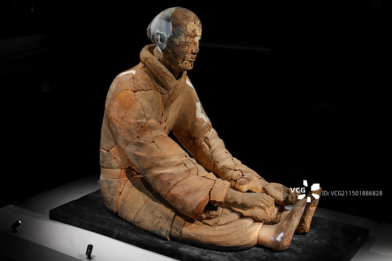 陕西历史博物馆秦汉馆文物之秦始皇帝陵陪葬坑出土的箕踞姿陶俑图片素材