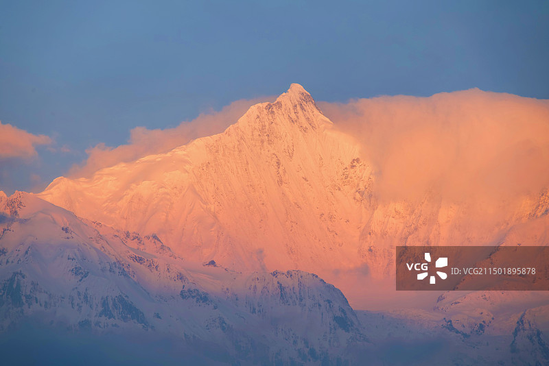 梅里雪山日照金山图片素材