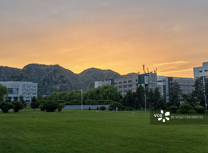兰州大学榆中校区晚霞图片素材