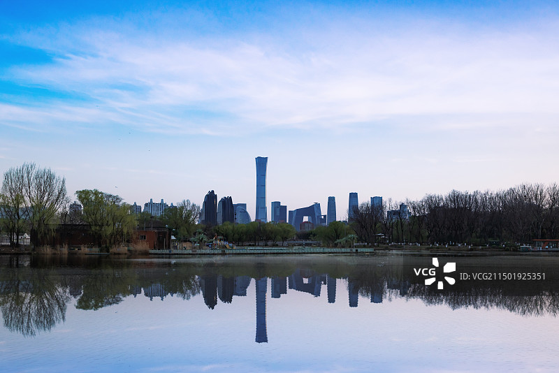 北京CBD城市天际线水面倒影图片素材