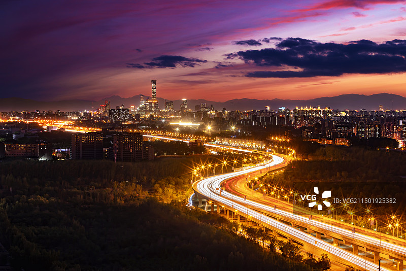 北京CBD城市夜景,车流长曝光,戏剧性的天空图片素材