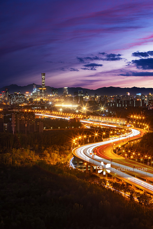 北京CBD城市夜景,车流长曝光,戏剧性的天空图片素材