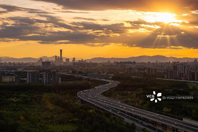 日落时分远眺北京CBD,丁达尔光,戏剧性的天空图片素材