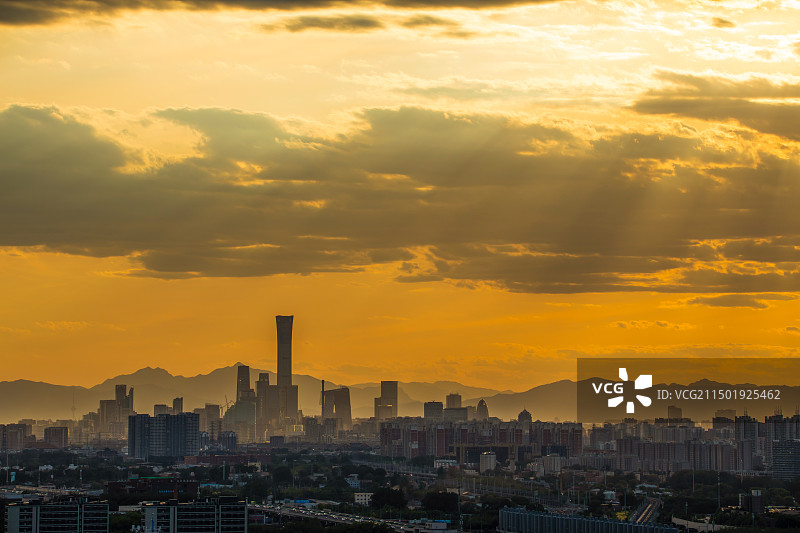 日落时分远眺北京CBD,丁达尔光,戏剧性的天空图片素材