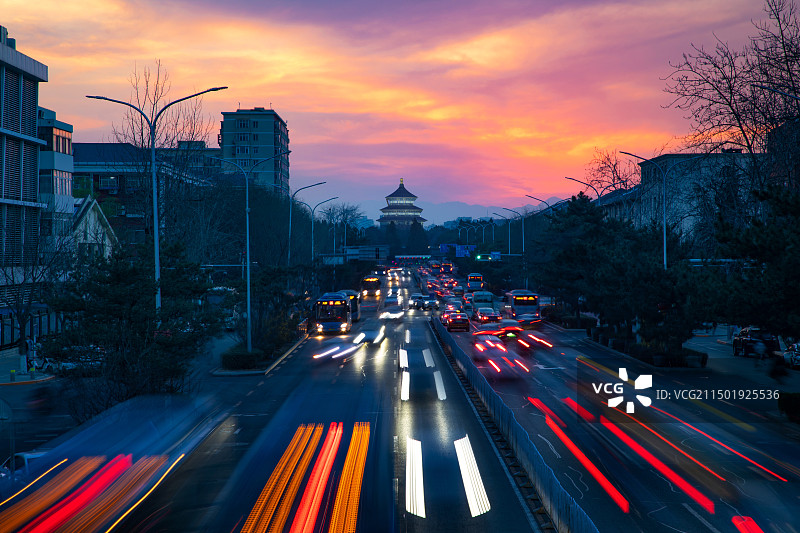 天坛祈年殿夜景,车流,戏剧性的天空图片素材