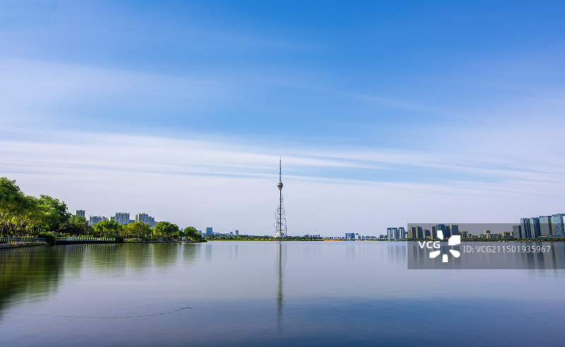 临沂兰山沂河电视塔夏季水面倒影堆栈图片素材