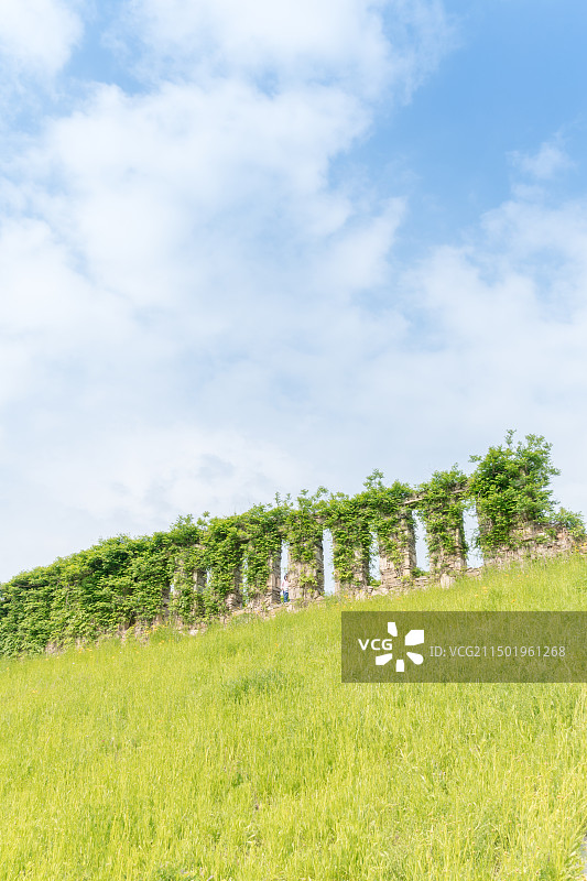 蓝色天空下的欧式石廊图片素材