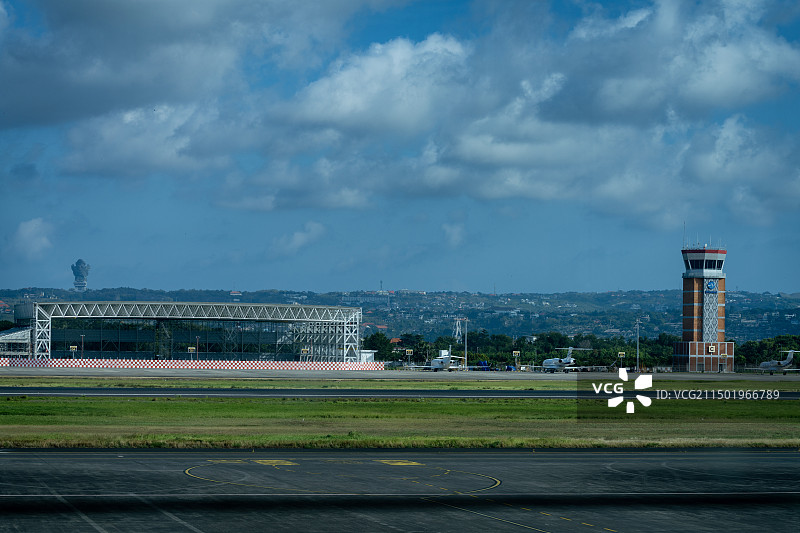 印度尼西亚巴厘岛努拉莱伊机场 跑道上的飞机图片素材