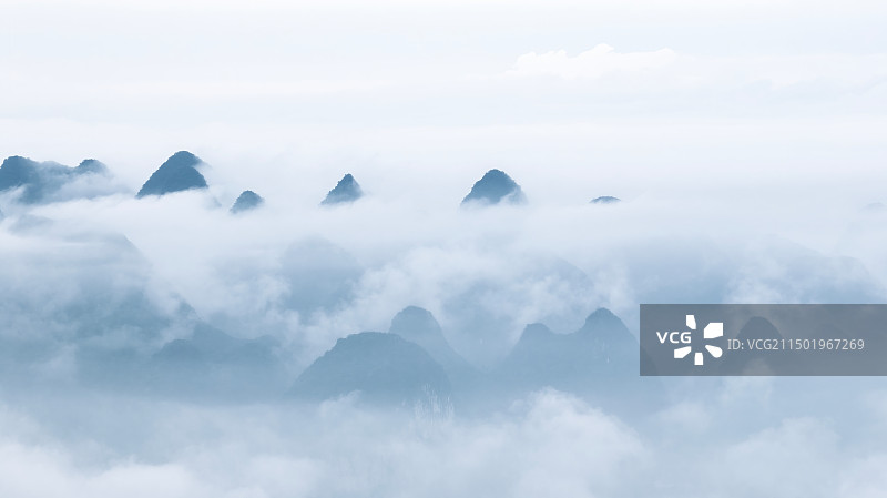 穿云航拍桂林雨后群山间的云雾缭绕图片素材