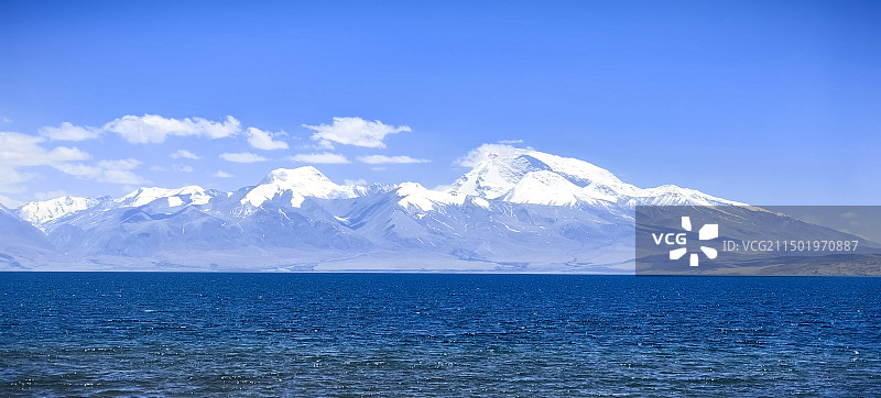 圣湖玛旁雍错和纳木那尼峰图片素材
