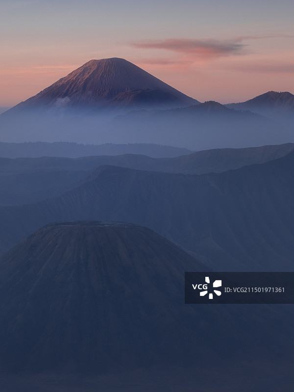印度尼西亚布罗莫Bromo火山清晨云雾缭绕和朝霞图片素材