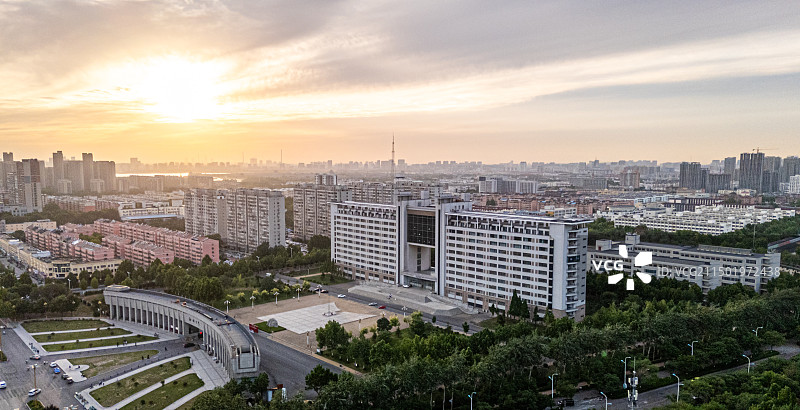 晚霞与聊城大学图片素材