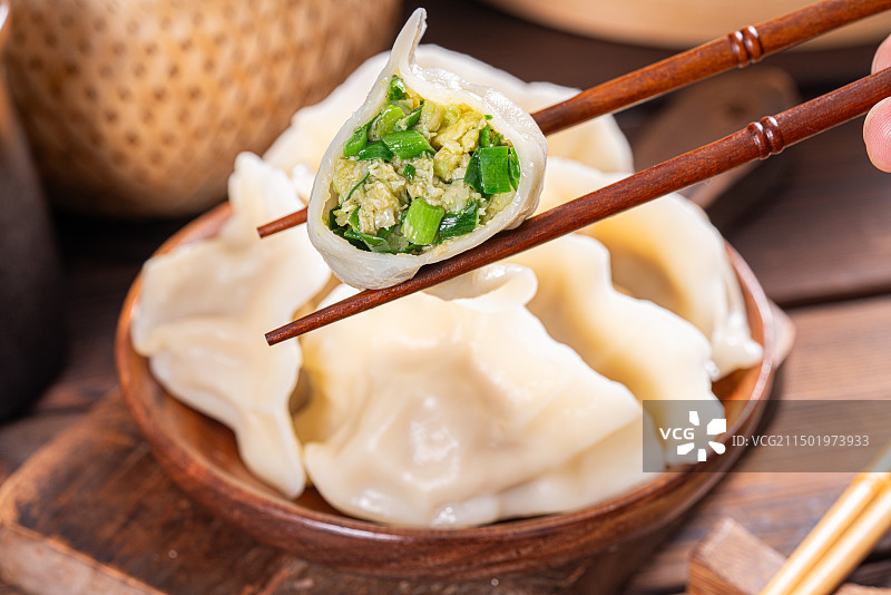 筷子夹起韭菜鸡蛋水饺图片素材