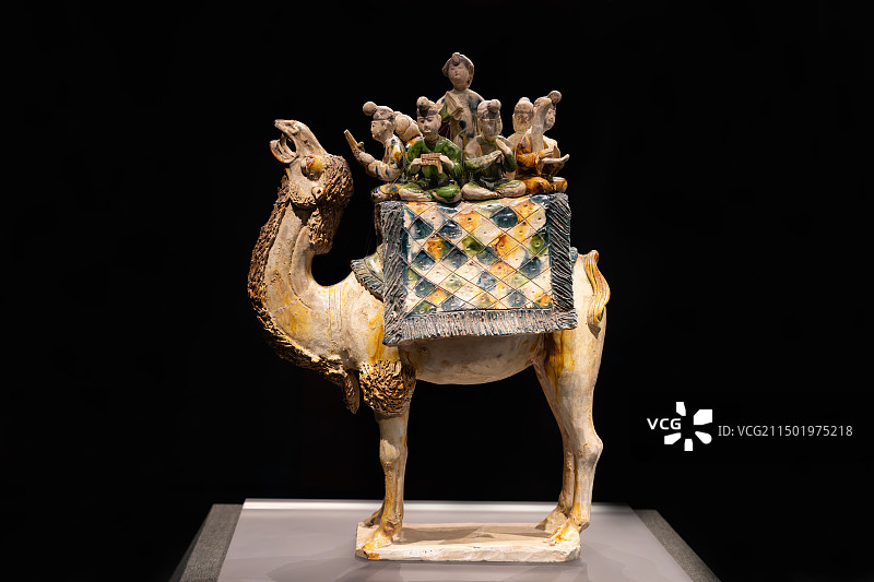 陕西西安陕西历史博物馆展品三彩载乐骆驼俑图片素材