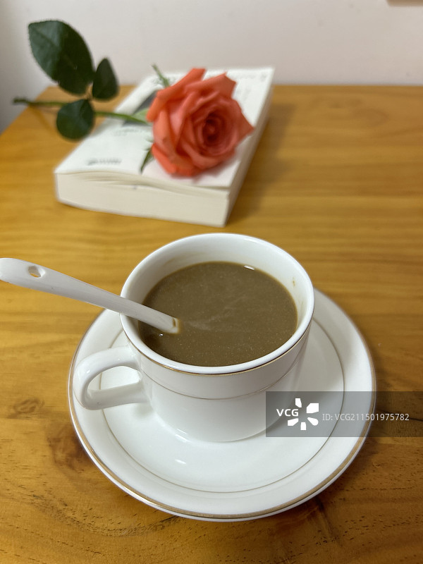 桌上咖啡杯特写镜头图片素材