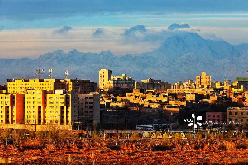 雪山下晨曦中的喀什古城图片素材