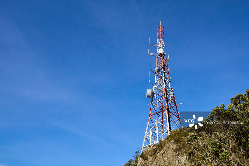 蓝天下高山上的信号塔图片素材