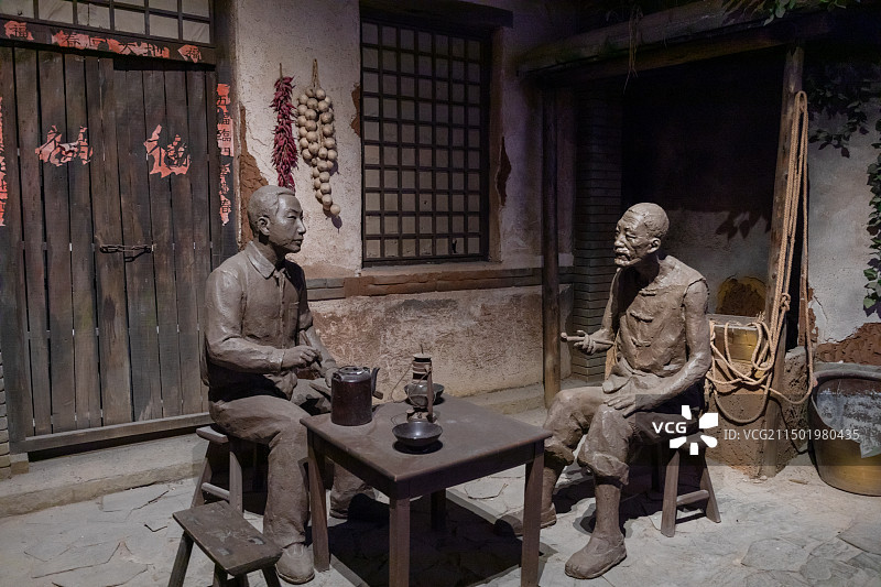 江苏无锡博物馆展示文物陈翰笙到河北保定农户家中向老农调查农业生产和家庭经济情况的场面图片素材