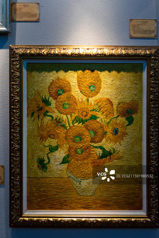 江苏无锡博物馆展示文物梵高的向日葵（仿制品）图片素材