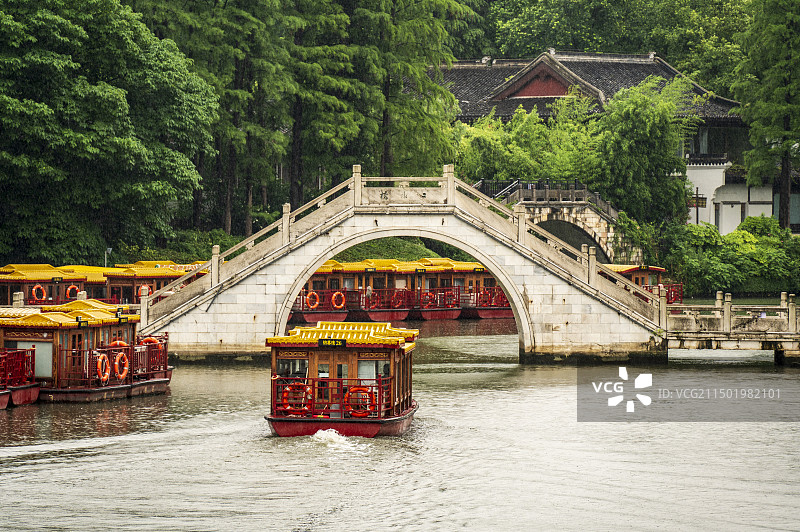 南京白鹭洲公园的江南细雨图片素材