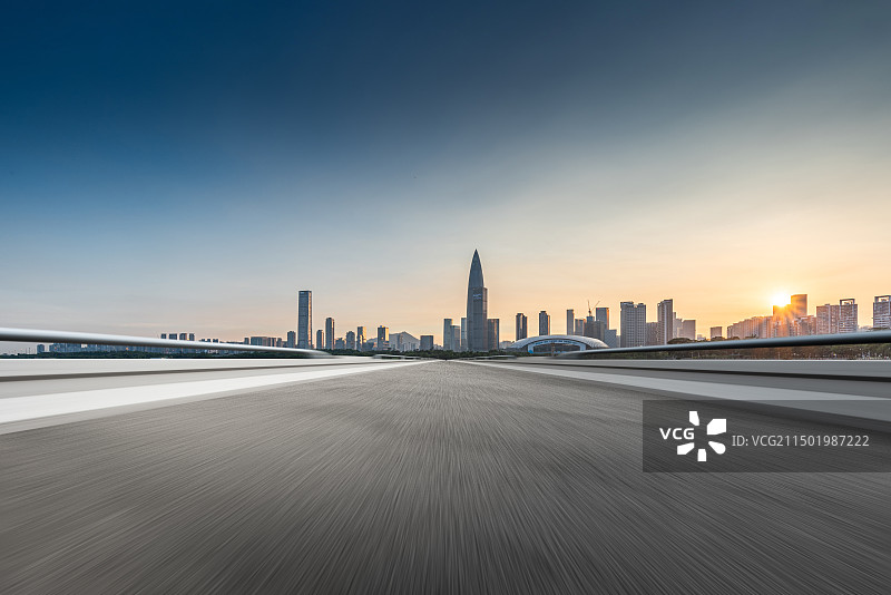 深圳湾城市天际线和空白的机动车道图片素材