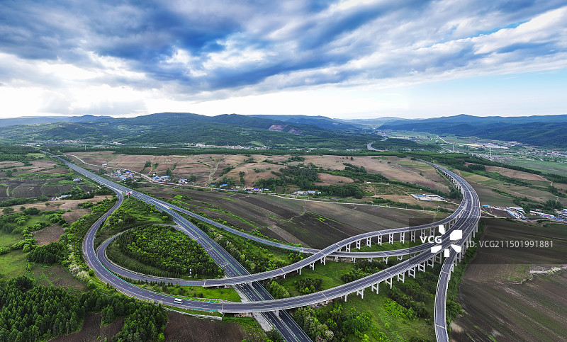 无人机航拍吉林省汪延高速新光交通枢纽立交桥。图片素材