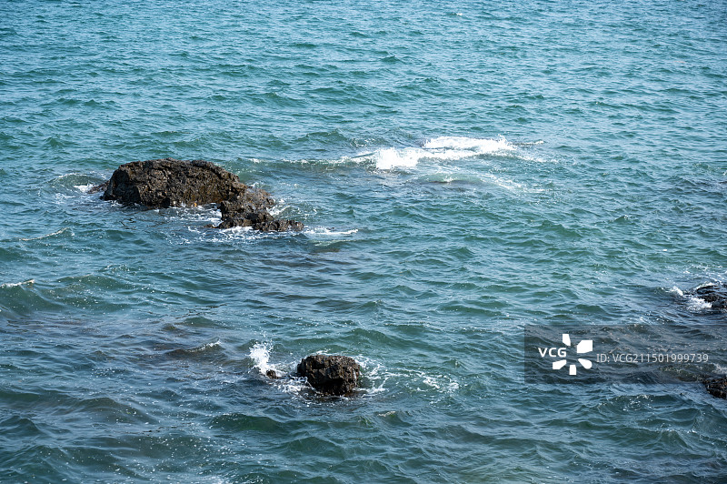 海边的礁石和浪花，大连星海湾海景，海边礁石景观图片素材