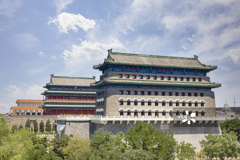蓝天白云下北京中轴线城墙前门正阳门箭楼城楼城门毛主席纪念堂图片素材