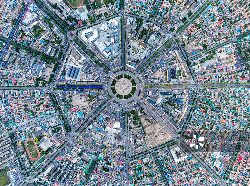正上方视角航拍中国新疆伊犁特克斯八卦城图片素材