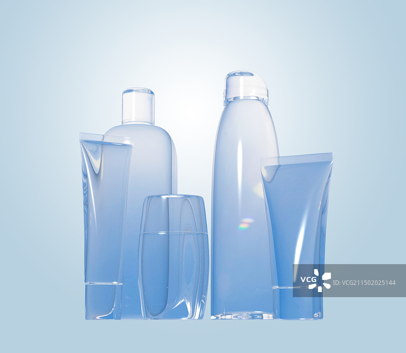 透明玻璃化妆品瓶子在淡蓝色背景图片素材