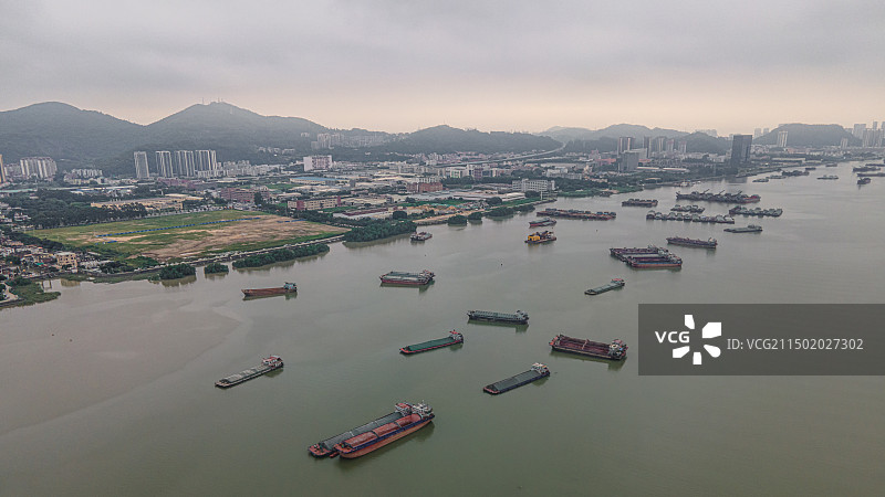 广州南沙航拍视角下的国际货柜码头全景图片素材