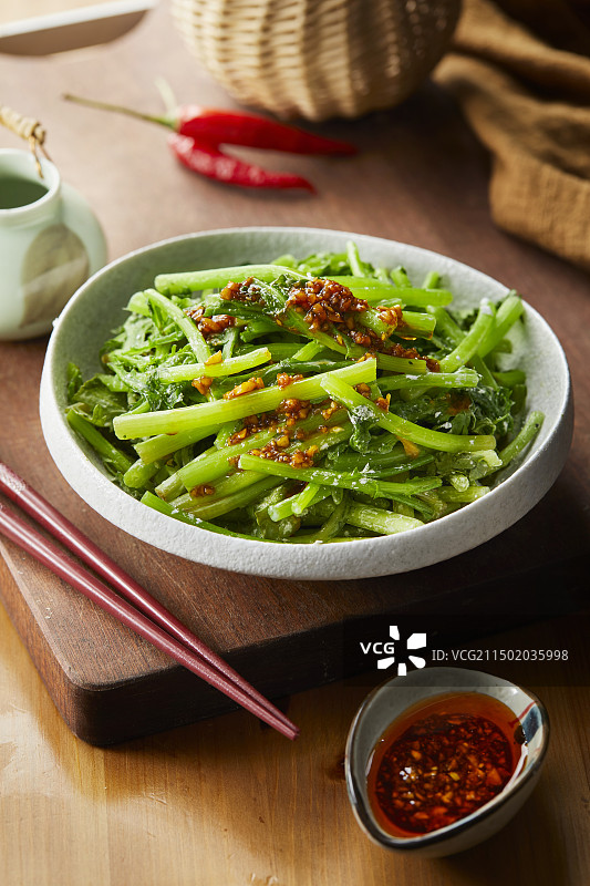 桌子上有一盘诱人的美食 蒸茼蒿图片素材