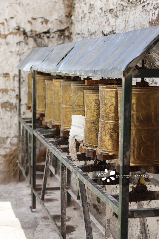 色拉寺的转经筒特写镜头图片素材