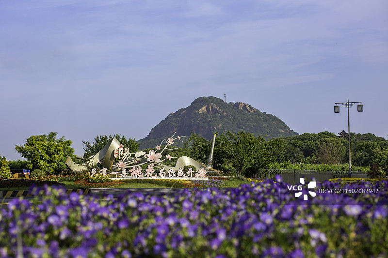无锡阳山桃花源风景区的入口标识，安阳山为背景图片素材