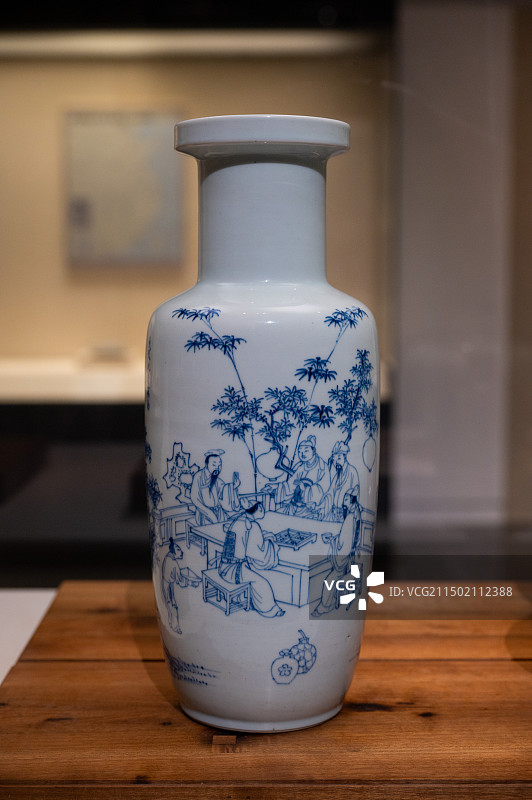国家博物馆 清 康熙 青花夜宴桃李园图棒槌瓶图片素材