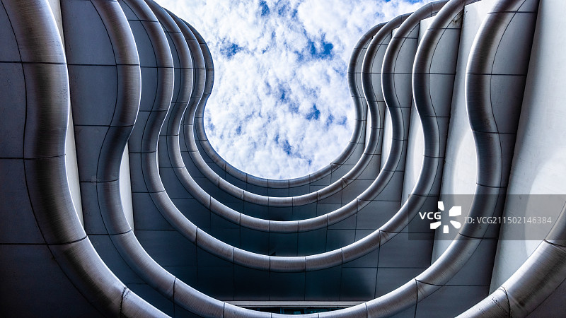 蓝天白云下的现代建筑线条图片素材