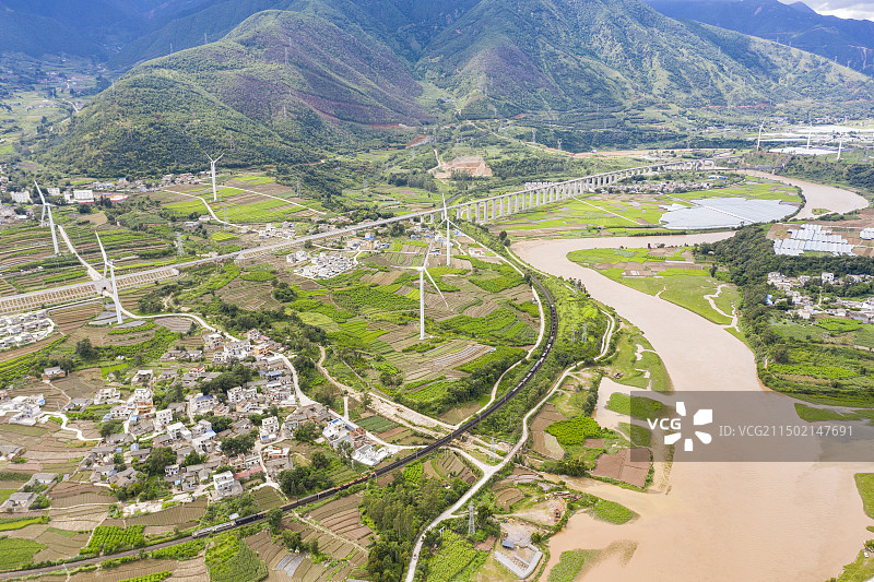 SS4机车牵引货车运行在成昆铁路罗所关S曲线图片素材