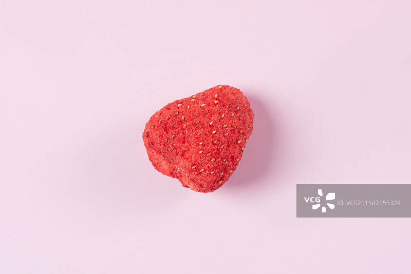 粉色背景上的冻干草莓特写图片素材