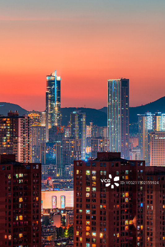 远眺昆明第三高建筑——昆明广场269写字楼图片素材