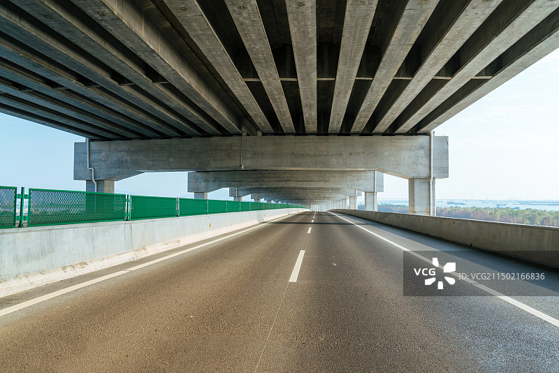 夕阳下的新建高速公路图片素材