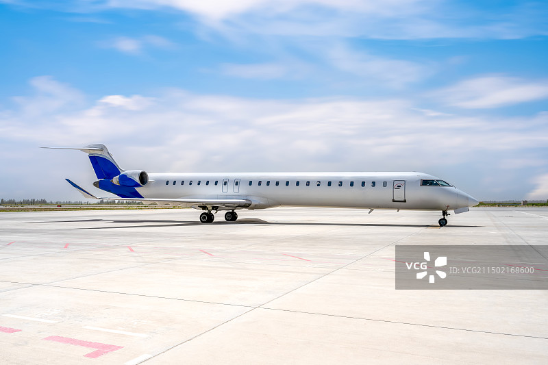 停在机场上的公务机私人飞机图片素材