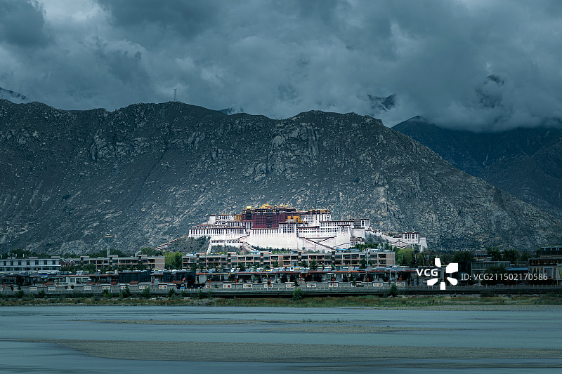 拉萨河边的布达拉宫图片素材