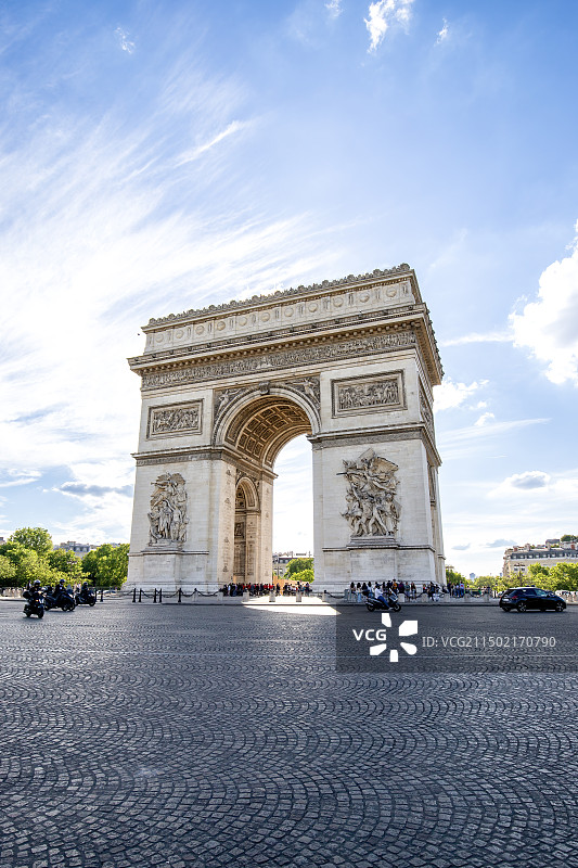 法国巴黎凯旋门晴朗时蓝天白云无人风光-垂直画幅图片素材