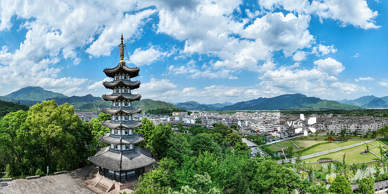 蓝天白云下的温州丽水古街文峰塔图片素材