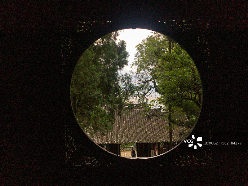 圆形窗中的风景——云南通海秀山公园风景图片素材