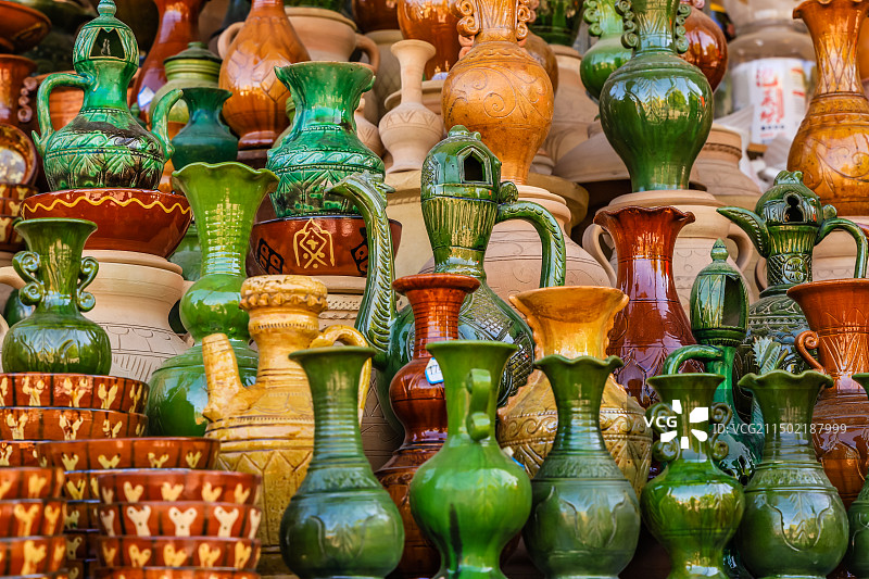 新疆喀什古城手工土陶工艺品图片素材