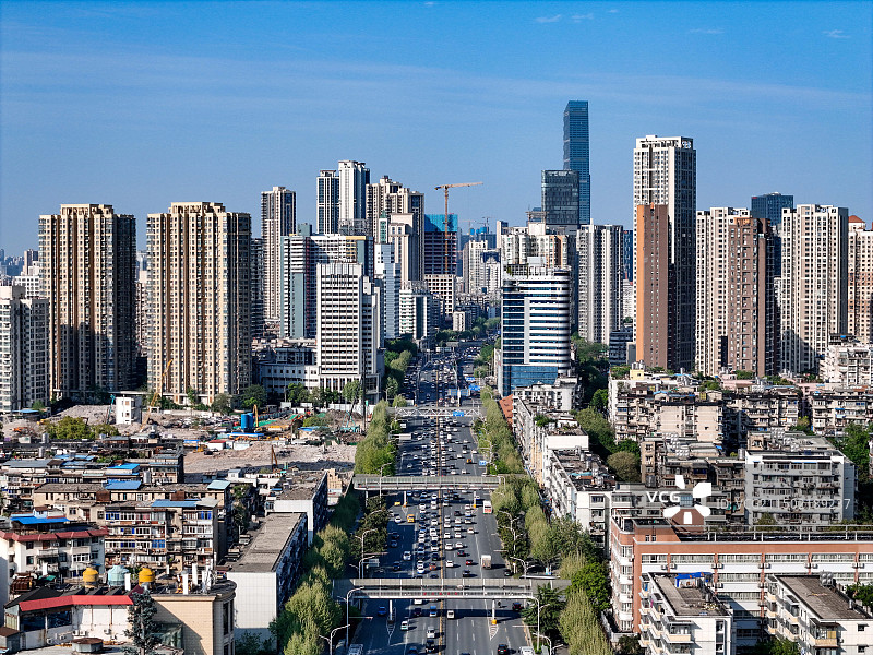 武汉解放大道上的老城区与高楼大厦图片素材